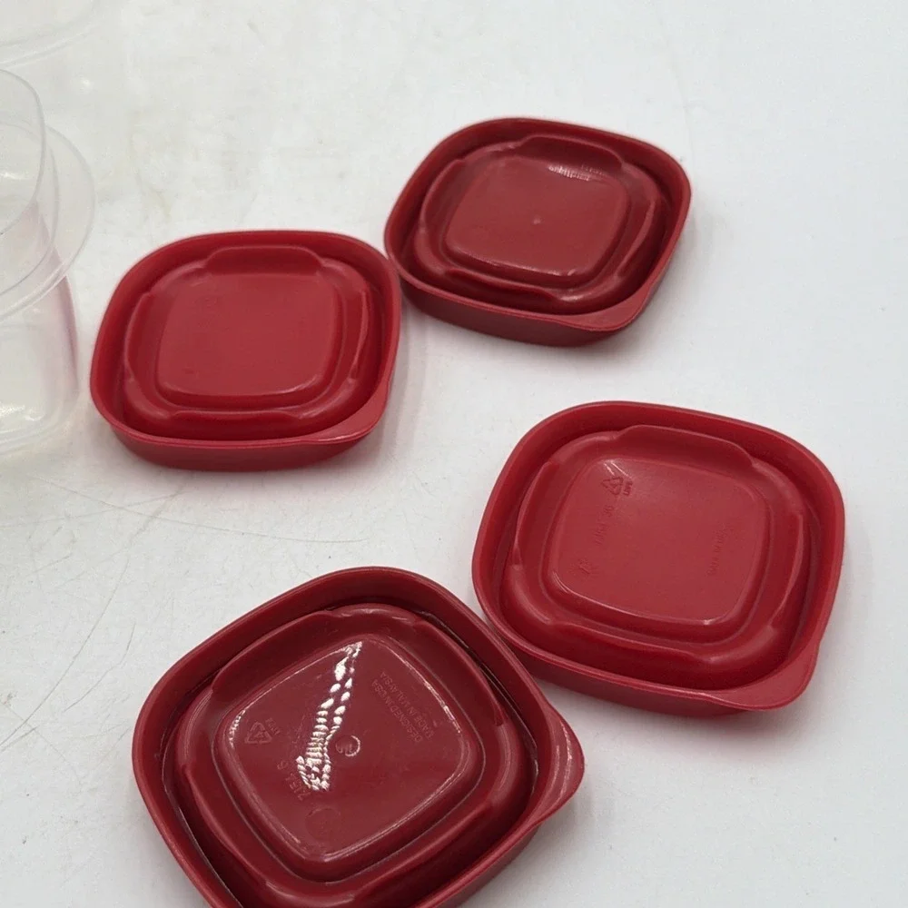 Set of 4 Rubbermaid Square 4 oz Storage Containers With Easy Find Lids 7J53